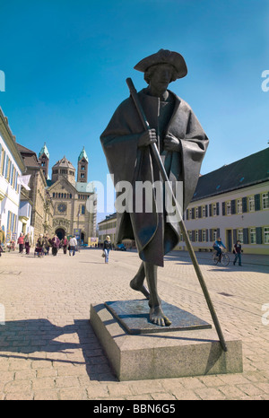 Speyer pilgrim, on their way to Compostela, bronze statue by Martin Mayer, in the back the the Speyer Cathedral, Speyer, Rhinel Stock Photo