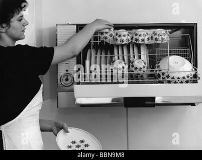 https://l450v.alamy.com/450v/bbn9m8/household-kitchen-and-kitchenware-braun-dishwasher-germany-1960s-bbn9m8.jpg