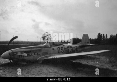 events, Second World War / WWII, aerial warfare, aircraft, crashed / damaged, forced landed US fighter plane North American P-51 D Mustang, 1944 / 1945, Stock Photo