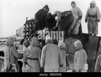 events, Second World War / WWII, Russia 1944 / 1945, German 'Tiger' tank is bringing heavily wounded soldiers back behind the front line after an engagement, Krassnekoye, southern sector of the Eastern Front, 9.1.1944, Stock Photo