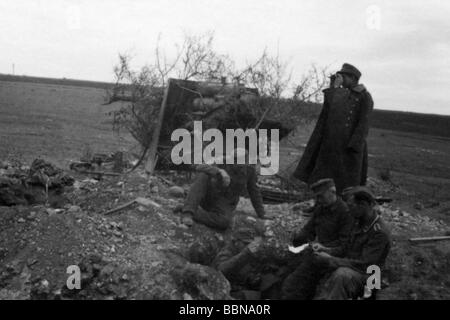 events, Second World War / WWII, Russia 1944 / 1945, Crimea, Sevastopol, German 88 mm anti-aircraft guns Flak 36/37 in firing position against ground targets, 30.4.1944, in front of it, in the slit trench, the crew, Eastern Front, USSR, Wehrmacht, Luftwaffe, AA, gun, artillery, emplacement, shield, 20th century, historic, historical, Soviet Union, soldiers, soldier, observing, watching, camouflage, 8.8 cm, 1940s, people, Stock Photo