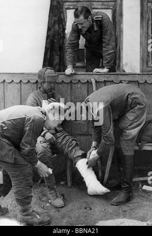 events, Second World War / WWII, medical service, German soldiers bandaging a wounded Soviet soldier, circa 1943, Stock Photo
