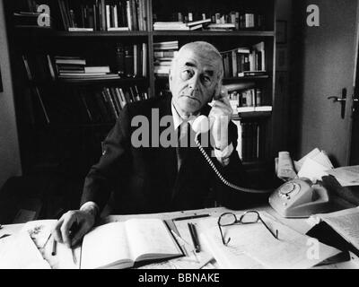 Speer, Albert, 19.3.1905 - 1.9.1981, German architect, politician (NSDAP), Minister of Armaments and War Production 1942 - 1945, half length, talking on the phone, 1970s, Stock Photo