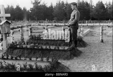 events, Second World War / WWII, German Wehrmacht, soldier at the grave of a deceased comrade, 1940, Stock Photo