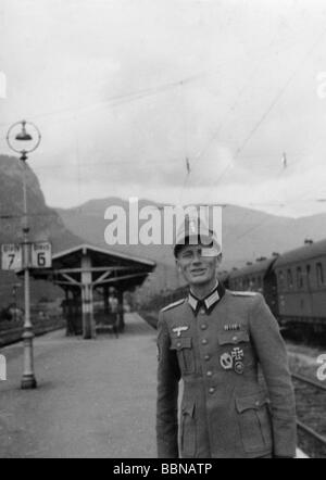 events, Second World War / WWII, German Wehrmacht, lieutenant of the mountain troops, probably Gebirgsjaeger Regiment (Mountain Regiment) 99, at train station, circa 1943, Germany, Third Reich, military, 20th century, historic, historical, soldier, soldiers, officer, officers, uniform, uniforms, medal, medals, Iron Cross, infantry assault badge, wound badge, Gebirgsjager, Gebirgsjäger, 1940s, people, Stock Photo