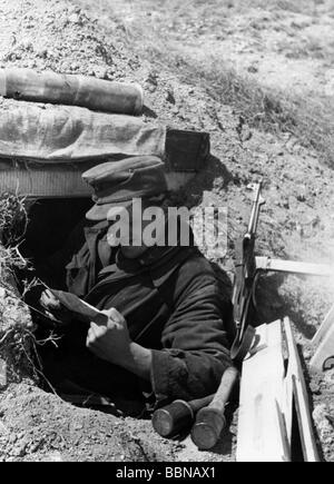 events, Second World War / WWII, Russia 1944 / 1945, Crimea, German soldier in a foxhole, reading a letter, near Sevastopol, April 1944, 20th century, historic, historical, Eastern Front, USSR, Soviet Union, Ukraine, Wehrmacht, Luftwaffe, MP 40 submachine gun, hand grenades, field cap, shelter, smiling, military, Third Reich, soldiers, 1940s, people, Stock Photo