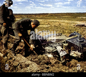 events, Second World War / WWII, Russia 1942 / 1943, dispatch rider of the German 20th Armoured Division (Panzer Division) digging out his bogged down motorbike, circa 1942, bike, attack, Soviet Union, campaign, Eastern Front, Wehrmacht, USSR, vehicle, sidecar, BMW R75, R 75, R-75, shovel, shoveling, mud period, 20th century, historic, historical, soldiers, people, 1940s, Stock Photo