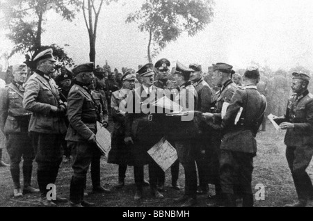 Hitler, Adolf, 20.4.1889 - 30.4.1945, German politician (NSDAP), Fuehrer and Reich Chancellor since 1933, in Poland, late September 1939, visiting a general staff at the front, Stock Photo