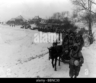 events, Second World War / WWII, Russia 1944 / 1945, German column on a road near Britskoye, Ukraine, late January 1944, infantry, march, winter clothes, clothing, snow suit, suits, sleigh, Eastern Front, Wehrmacht, Soviet Union, USSR, Army Group South, Third Reich, 20th century, historic, historical, vehicles, lorries, 1940s, people, Stock Photo
