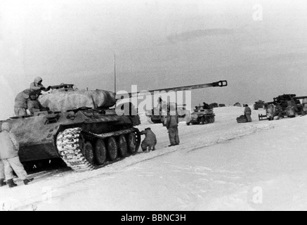 events, Second World War / WWII, Russia 1944 / 1945, German tank unit near Krassnekoye, early 1944, in the foreground a 'Panther' tank, right hand an 88 mm anti-aricraft gun Flak 36/37, Stock Photo
