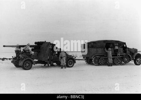 events, Second World War / WWII, Russia 1944 / 1945, German 88 mm anti-aircraft gun, Eastern Front, Army Group South, early 1944, artillery, AA, guns, Wehrmacht, 20th century, historic, historical, Germany, Third Reich, Soviet Union, USSR, soldiers, crew, gunners, winter, snow, Sonderkraftfahrzeug, Sd.Kfz. 6, half-track, 8.8 cm, prime mover, 1940s, people, Stock Photo