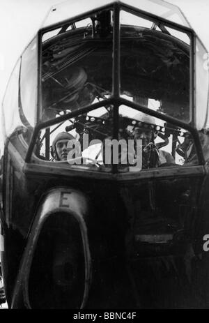 events, Second World War / WWII, aerial warfare, aircraft, details / interiors, pilot and bombardier in the cockpit of a German bomber Junkers Ju 88, circa 1941, below left the bomb sight, bombers, flight station, Ju-88, Ju88, bombsight, Luftwaffe, Wehrmacht, 20th century, historic, historical, plane, planes, Germany, Third Reich, navigator, soldier, soldiers, aviator, aviators, people, 1940s, Stock Photo