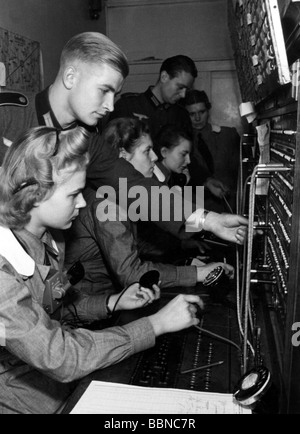 events, Second World War / WWII, Germany, women in war, female auxiliaries of the Wehrmacht at a telephone switch box, Paris, circa 1941, Stock Photo