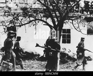 events, Second World War / WWII, Russia 1941, Battle of Kiev, 23.8. - 26.9.1941, German infantry in a village near Kiev, searching for dispersed Soviet soldiers and partisans, Stock Photo