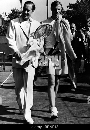 Cramm, Gottfried von, 7.7.1909 - 9.11.1976, German tennis player, full length (left), with Bergelin, Davis Cup finals, Bastad, 30.7.1951, Stock Photo