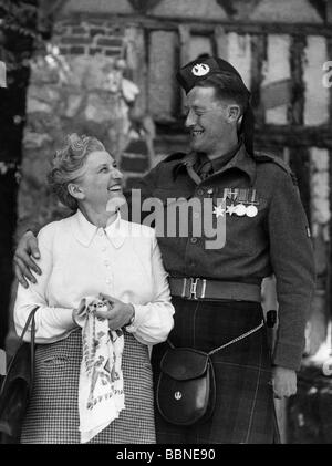 military, Great Britain, Walter Philips, drummer in the 51st Highland Division, with a French woman, who hid him from the Germans in 1940 and made his flight from France possible, 12.6.1950, Stock Photo