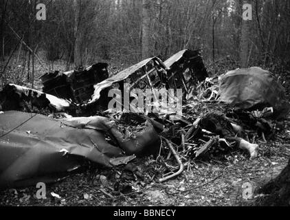 Crashed British fighter plane and dead airman, WW1 Stock Photo ...