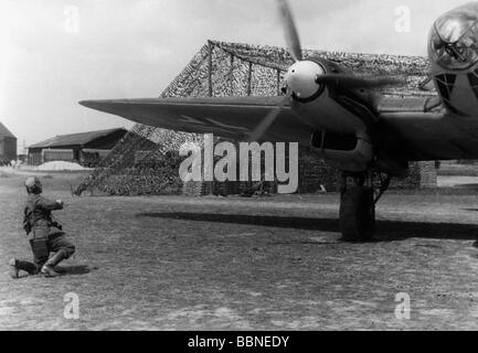 events, Second World War / WWII, aerial warfare, aircraft, German bomber Heinkel He 111 on an airfield in France, August 1940, starting up the enginges, 20th century, historic, historical, Battle of Britain, bombers, Luftwaffe, Wehrmacht, Germany, Third Reich, plane, planes, soldier, kneeling, He111, He-111, engine, propeller, airscrew, turning, people, 1940s, Stock Photo