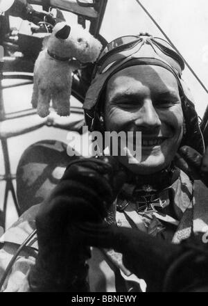events, Second World War / WWII, aerial warfare, persons, Hauptmann (captain) Werner Baumbach, holder of the Knight's Cross with oak leaves, in the cockpit of his Junkers Ju 88 bomber, 1940 / 1941, Stock Photo