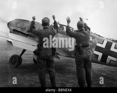 events, Second World War / WWII, aerial warfare, aircraft, German fighter aircraft Messerschmitt Bf 109 E starting to a mission, mountain infantrymen waving goodbye and crossing their fingers, circa 1940, Stock Photo