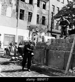 geography / travel, Germany, Berlin Wall, GDR construction troops builting the wall in Wedding, August 1961, Stock Photo