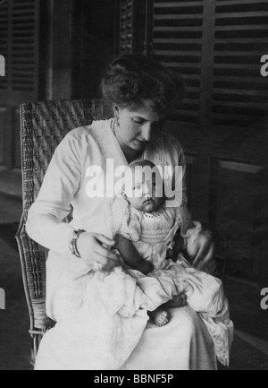 Victoria Eugenie of Battenberg, 24.10.1887 - 15.4.1969, Queen of Spain 1906 - 1931, with her son Juan, photo, circa 1914,