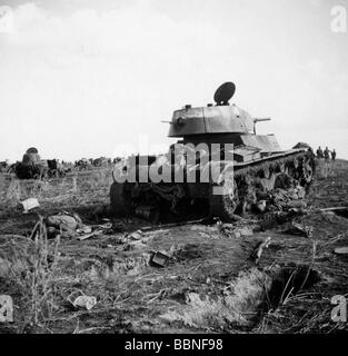 events, Second World War / WWII, Russia 1941, destroyed Soviet armoured fighting vehicles and fallen soldiers on a field, summer 1941, in the foreground a light tank T-26, Stock Photo