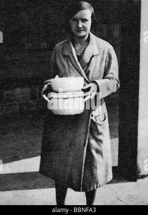 events, Great Depression 1929 - 1933, woman with soup bowl on her way to get food from the soup kitchen, Germany, circa 1930, unemployed, unemployment, misery, distress, hardship, 20th century, pauperism, economic crisis, Weimar Republic, women, people, dishes, historic, historical, 1920s, 1930s, female, Stock Photo
