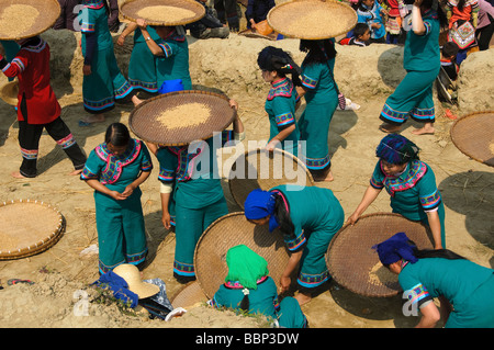Hani Akha women with their rice sifting baskets in Yuanyang China Stock Photo