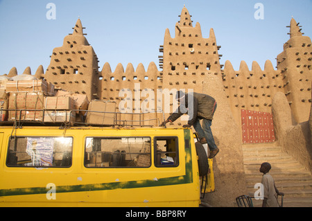 Market traders unloading van for the Monday market infront of the great mud mosque in Djenne, Mali, West Africa Stock Photo