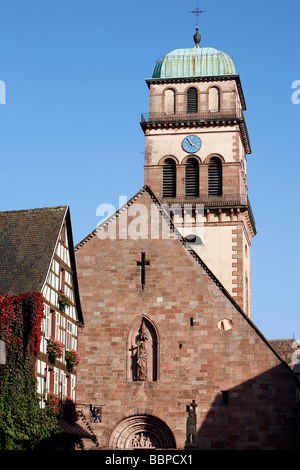 HOLY CROSS CHURCH, KAYSERSBERG, ALSACE WINE ROAD, HAUT-RHIN (68), ALSACE, FRANCE Stock Photo