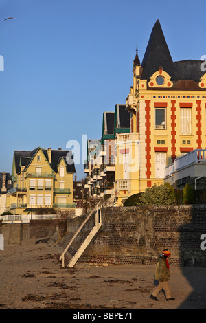 VILLA DES FLOTS ON THE BOARDWALK, THE BEACH IN TROUVILLE-SUR-MER, CALVADOS (14), FRANCE Stock Photo