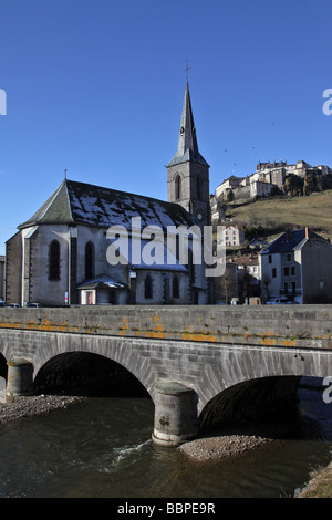 SAINTE CHRISTINE CHURCH AND THE BRIDGE OVER THE ANDER RIVER, LOWER TOWN OF SAINT-FLOUR, CANTAL (15), AUVERGNE, FRANCE Stock Photo