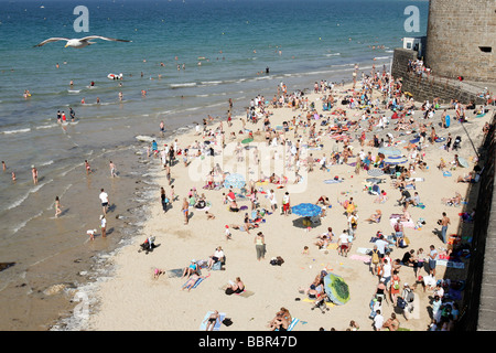 BATHERS ON THE EVENTAIL BEACH AT THE FOOT OF THE BIDOUANE TOWER, SAINT-MALO, ILLE-ET-VILAINE (35), FRANCE Stock Photo