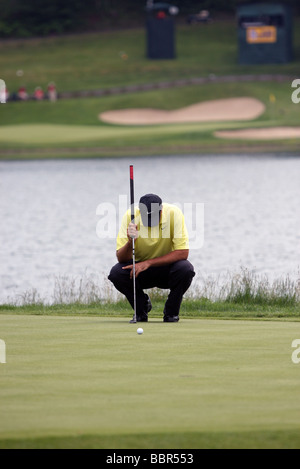 A professional golfer meditates before taking a shot. Stewart Cink on the 17th hole of his final round Travelers Championship Stock Photo