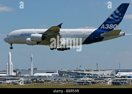 A 380 AT THE 46TH INTERNATIONAL AERONAUTICS FAIR IN BOURGET (JUNE 2005). A380 IN FLIGHT, LE BOURGET (93) Stock Photo
