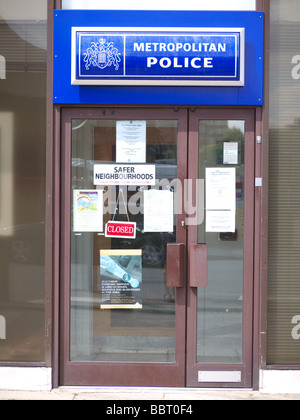 Metropolitan Police sign above doorway of community police station, New Malden Surrey UK Stock Photo