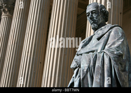 Statue Of Benjamin Disraeli Standing In Front Of Corinthian Columns At St George's Hall, Liverpool, Merseyside, UK Stock Photo
