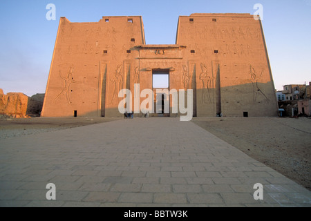 Elk157 3195 Egypt Edfu Temple of Horus Ptolemy III 3rd c BC pylon Stock Photo