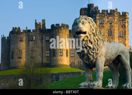 England, Northumberland, Alnwick. Alnwick castle viewed from Lion Bridge. Stock Photo