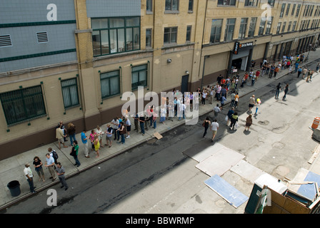 Visitors wait on line to enter the new High Line Park in New York Stock Photo