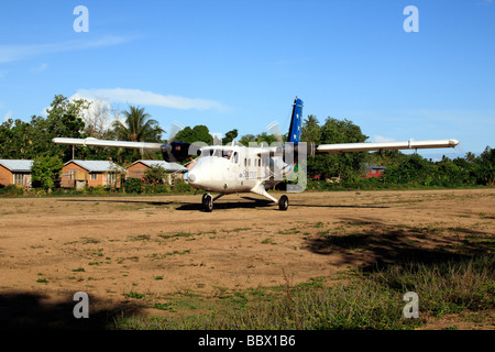 turboprop twin otter airplane engine spinning propeller Stock Photo - Alamy