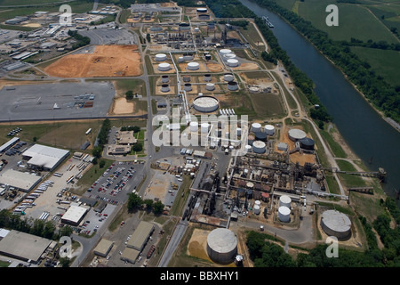 aerial view above Hunt Refining Company, Tuscaloosa, Alabama adjacent to Black Warrior river Stock Photo