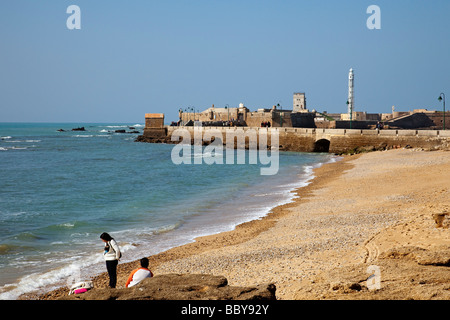 Playa de La Caleta y Castillo de San Sebastián en Cádiz Andalucía España La Caleta Beach  Castle of San Sebastian in Cadiz Spain Stock Photo