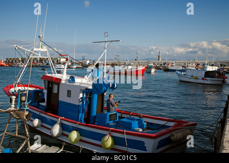 Barcos en el puerto pesquero de Tarifa Cádiz Andalucía España Boats in the fishing port of Tarifa Cadiz Andalusia Spain Stock Photo