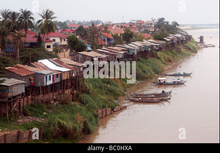 Riverside shanty town community living in stilt houses, 'Tonle Sap' River, 'Phnom Penh', Cambodia Stock Photo