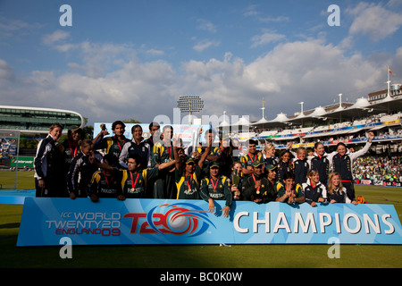 Pakistan men and the England Women's team celebrate victory during the ICC World Twenty20 Final at lord's 2009. Stock Photo