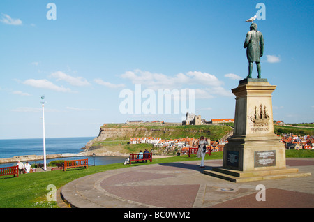 Captain Cook memorial statue on West Cliff overlooking town and harbour in Whitby, North Yorkshire, England, UK, Stock Photo