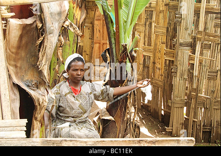 Africa Ethiopia Omo region Chencha Dorze village woman manually spinning thread Stock Photo