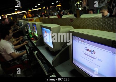 Google search engine at an internet cafe in Beijing, China. 21-Jun-2009 Stock Photo